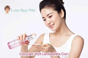 Dùng nước hoa hồng xong có phải rửa mặt không